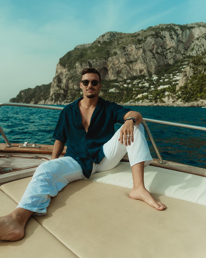 Vacation dating photoshoot on a boat in Mallorca